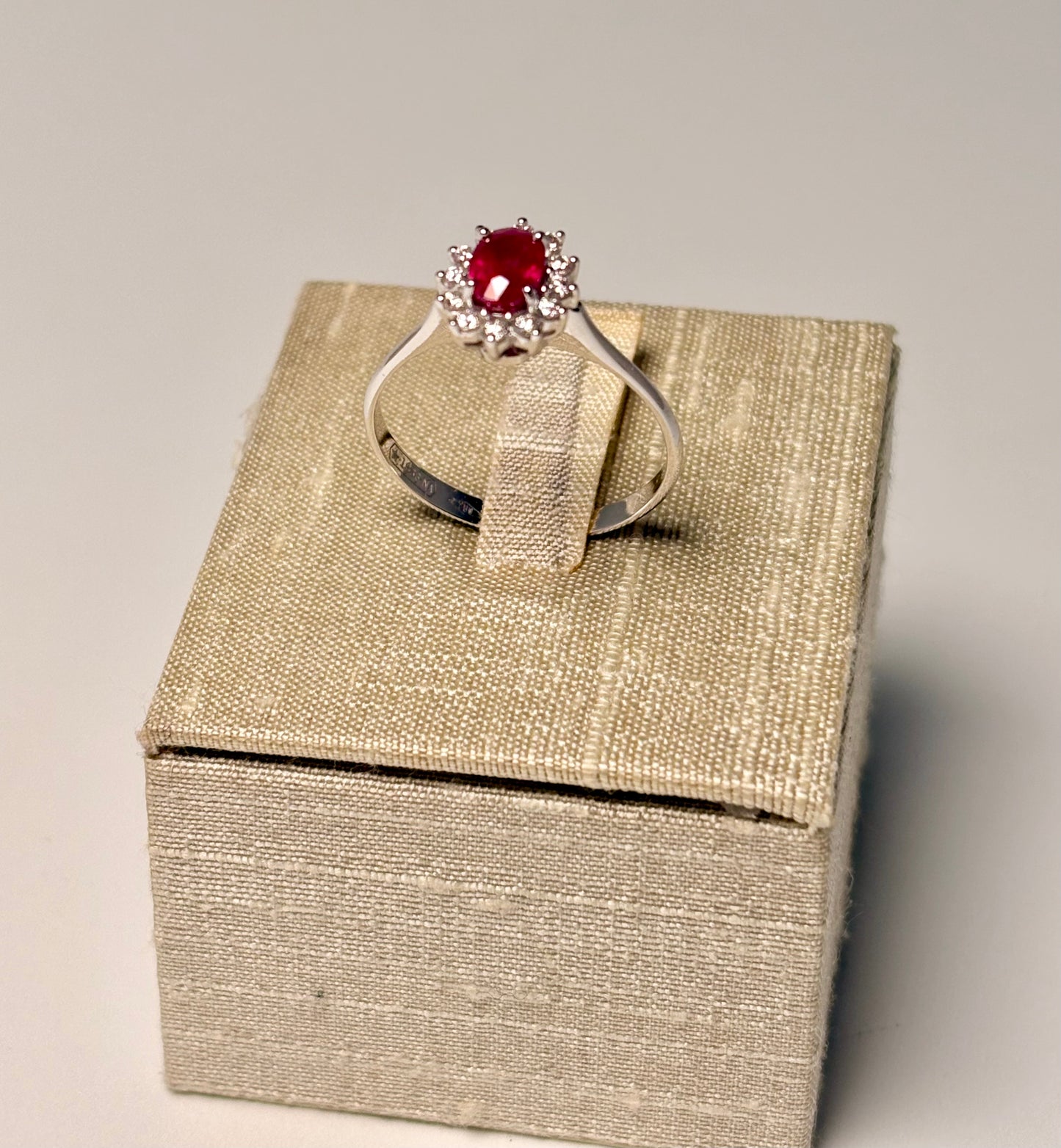 Anello Rubino e diamanti