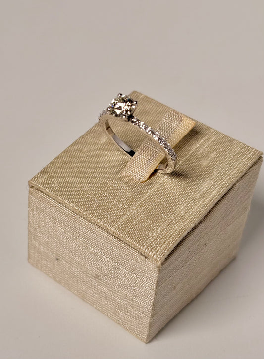 Anello Solitario e diamanti laterali