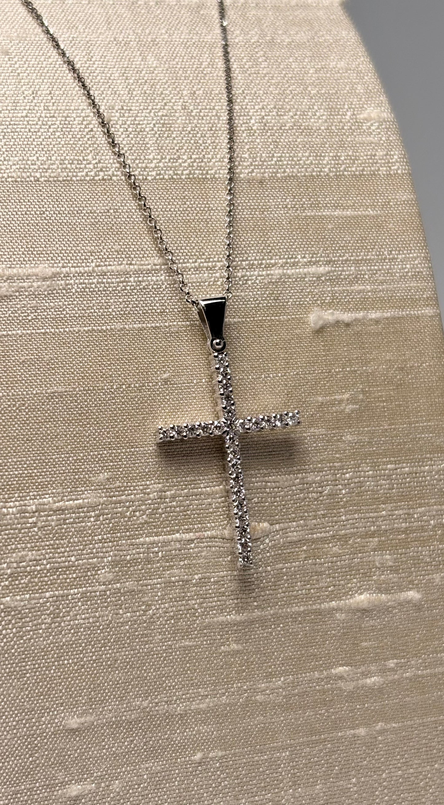 Collana Croce diamanti ct. 0,32