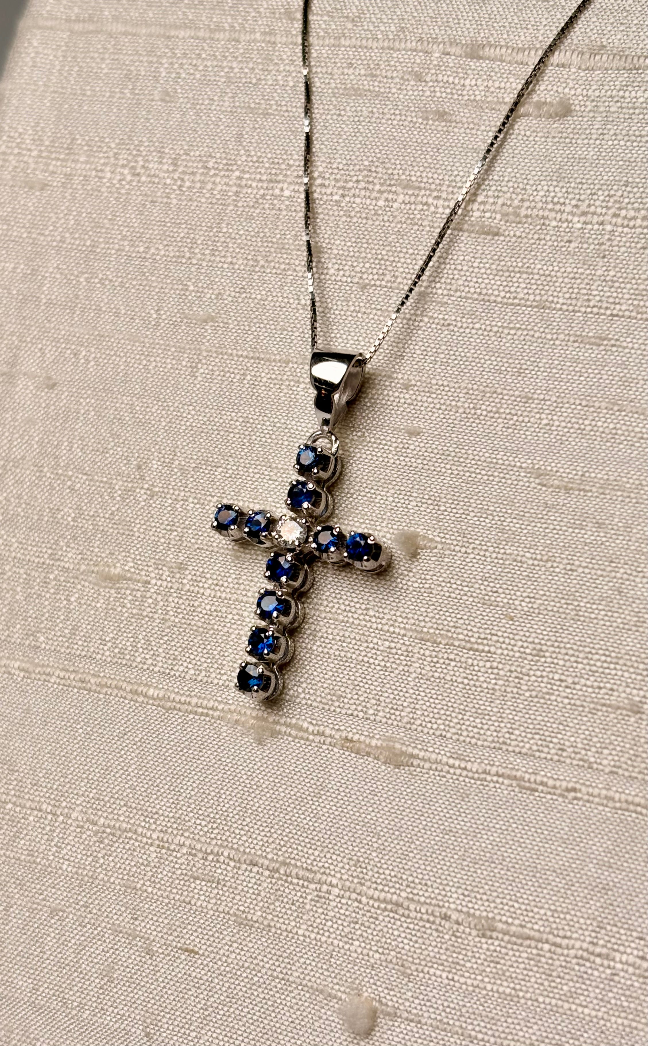 Collana croce zaffiri blu e diamante