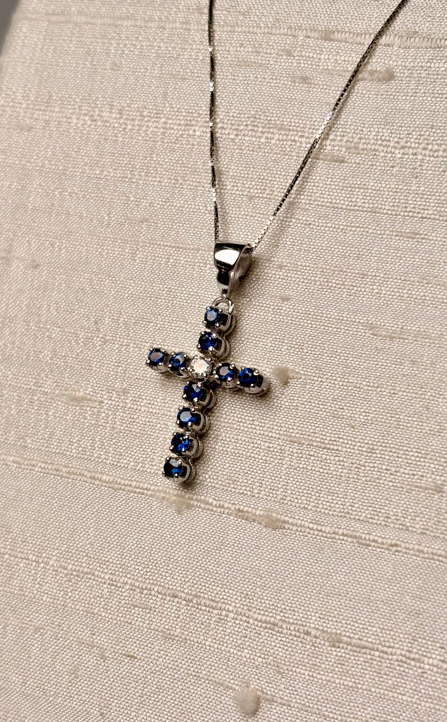 Collana croce zaffiri blu e diamante