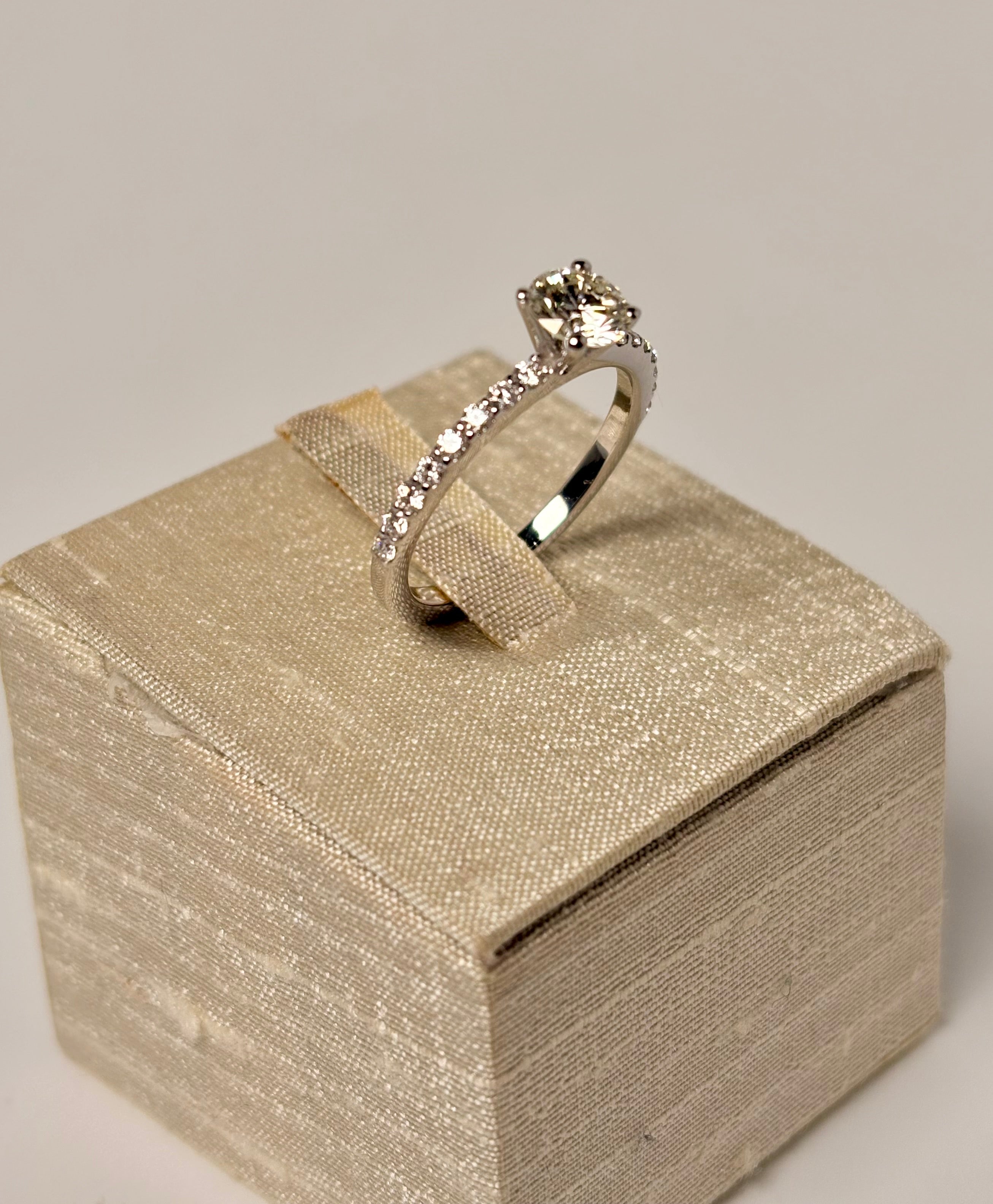 Anello Solitario e diamanti laterali