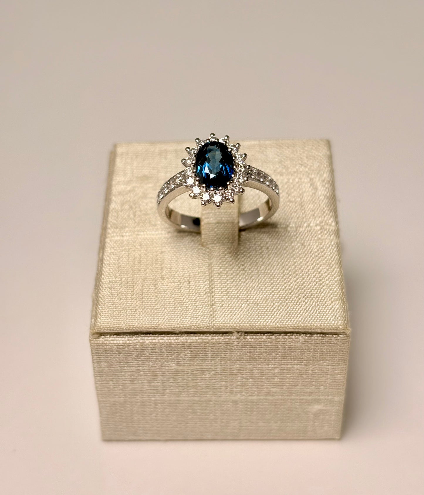 Anello in Oro Bianco Zaffiro e Diamanti