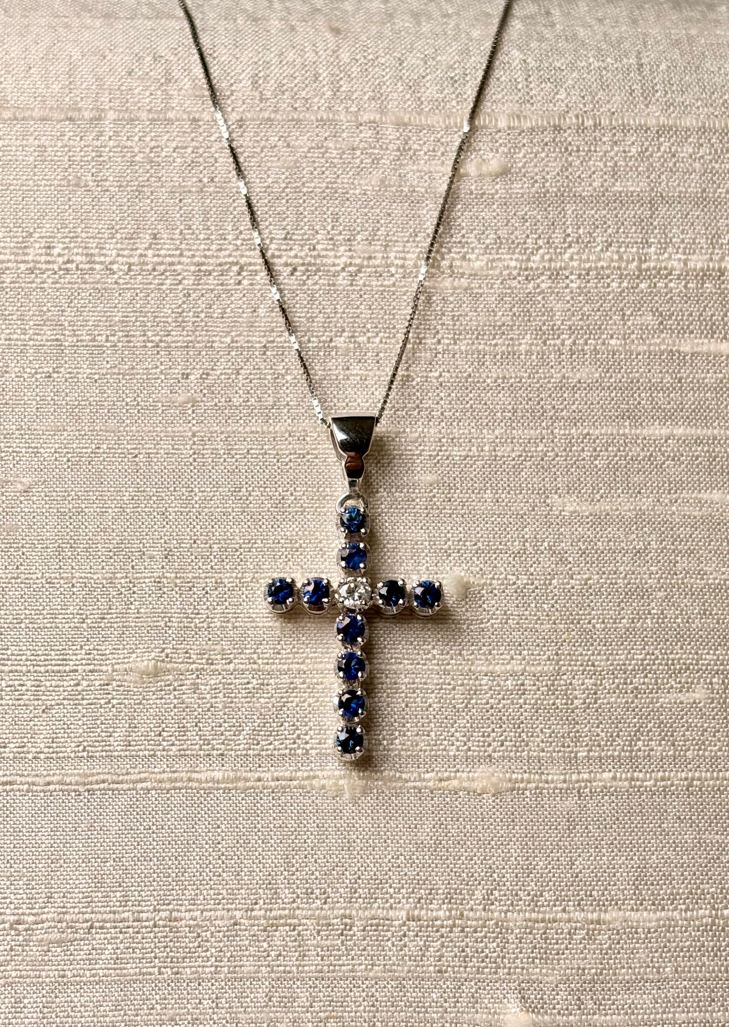 Collana croce zaffiri blu e diamante