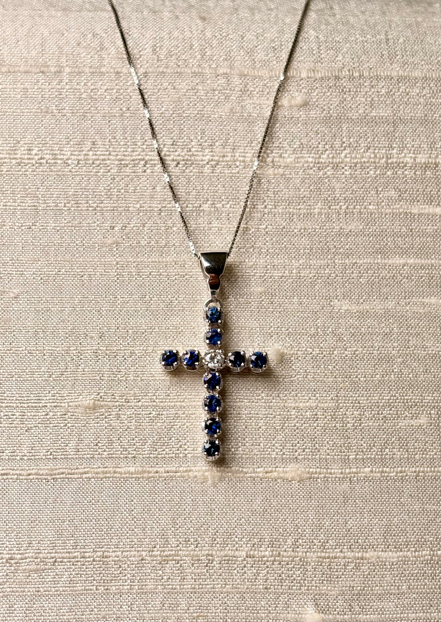 Collana croce zaffiri blu e diamante