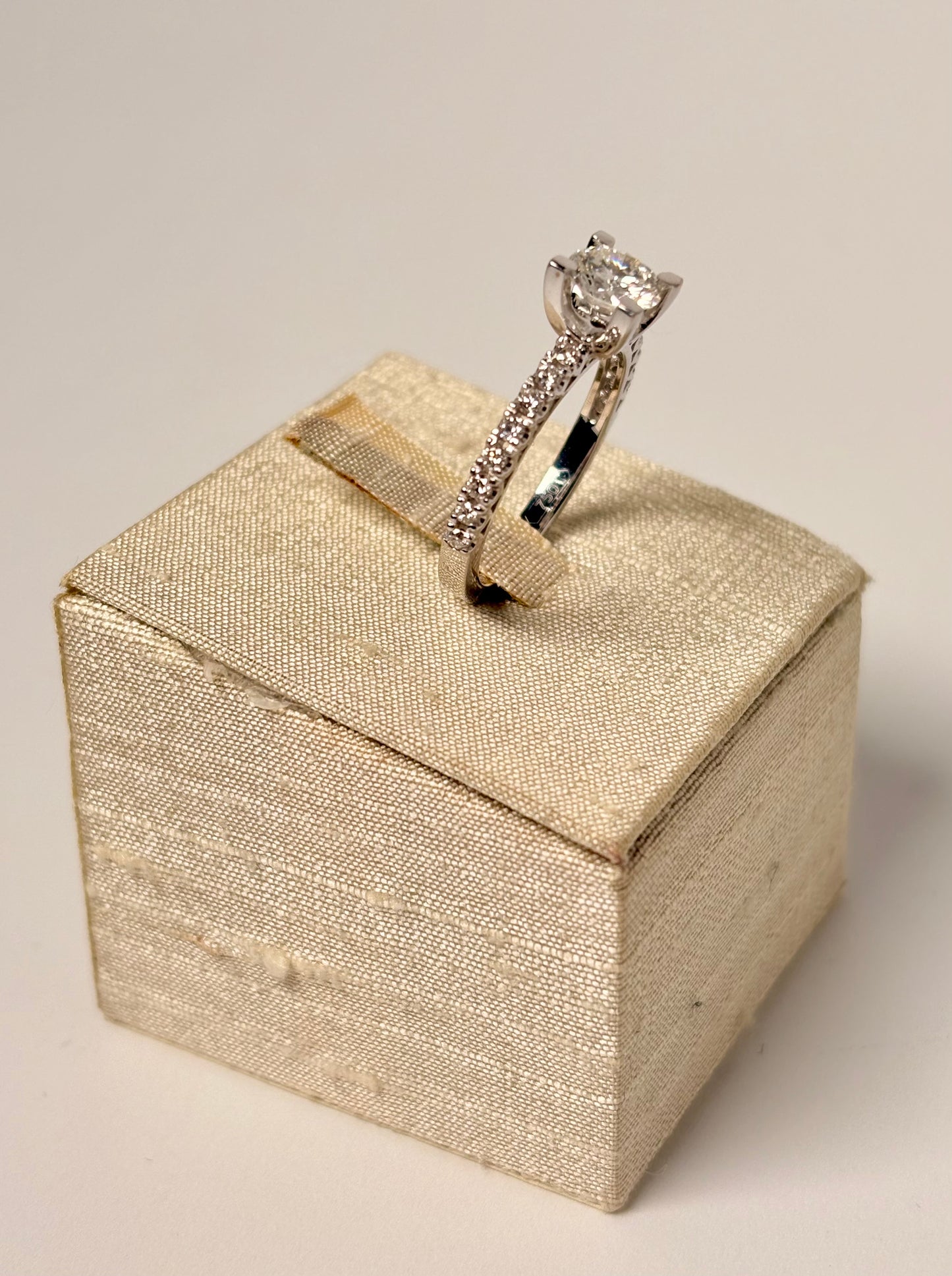 Anello Solitario e diamanti laterali