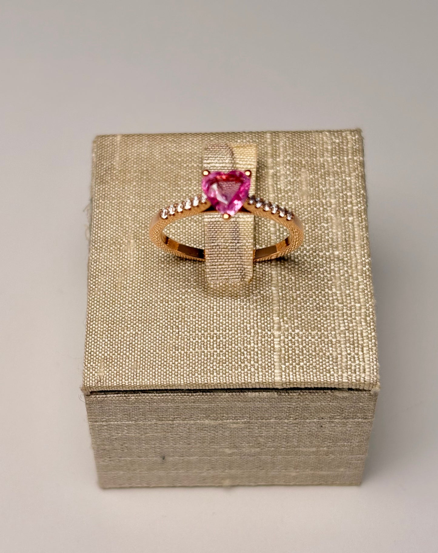 Anello Cuore zaffiro rosa
