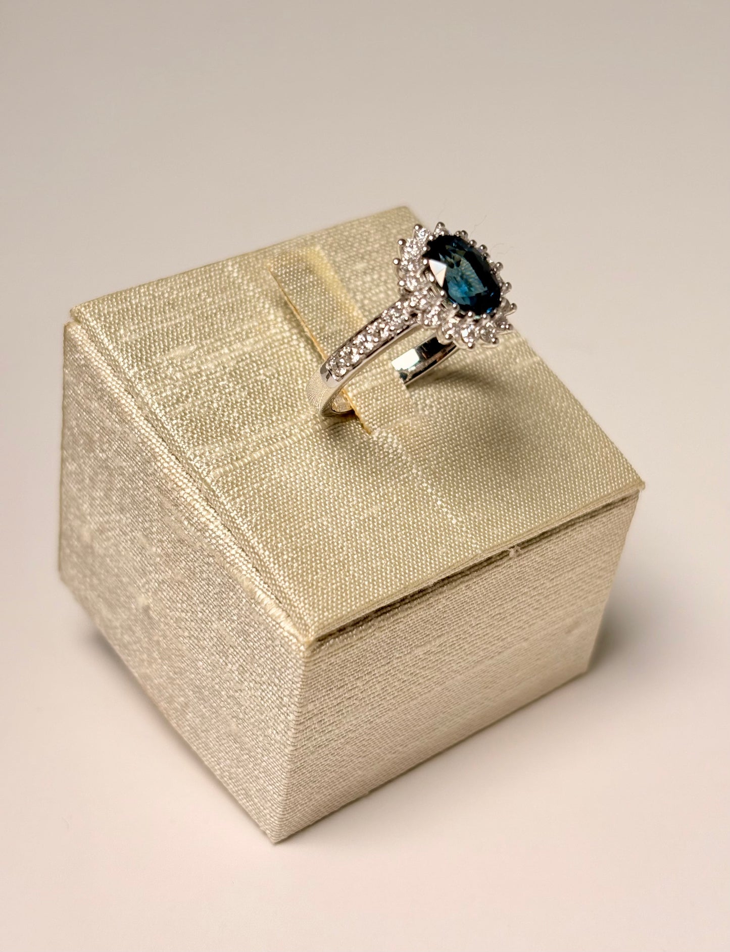 Anello in Oro Bianco Zaffiro e Diamanti