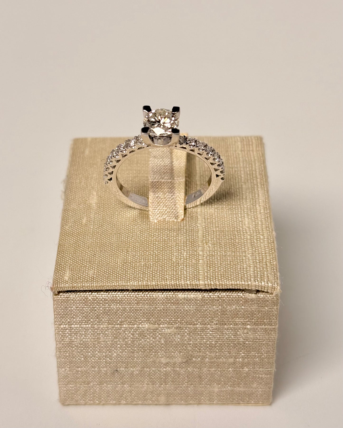 Anello Solitario e diamanti laterali