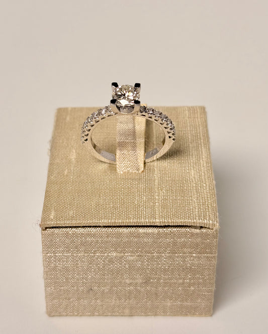 Anello Solitario e diamanti laterali