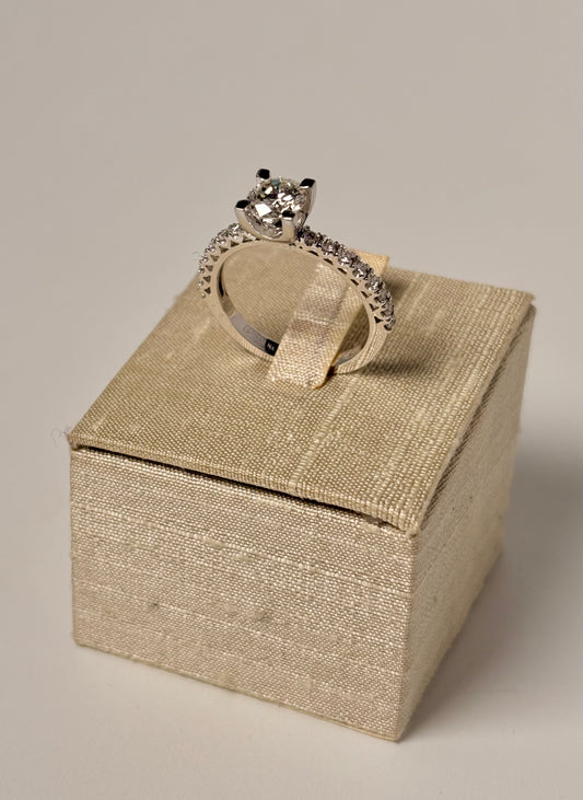 Anello Solitario e diamanti laterali