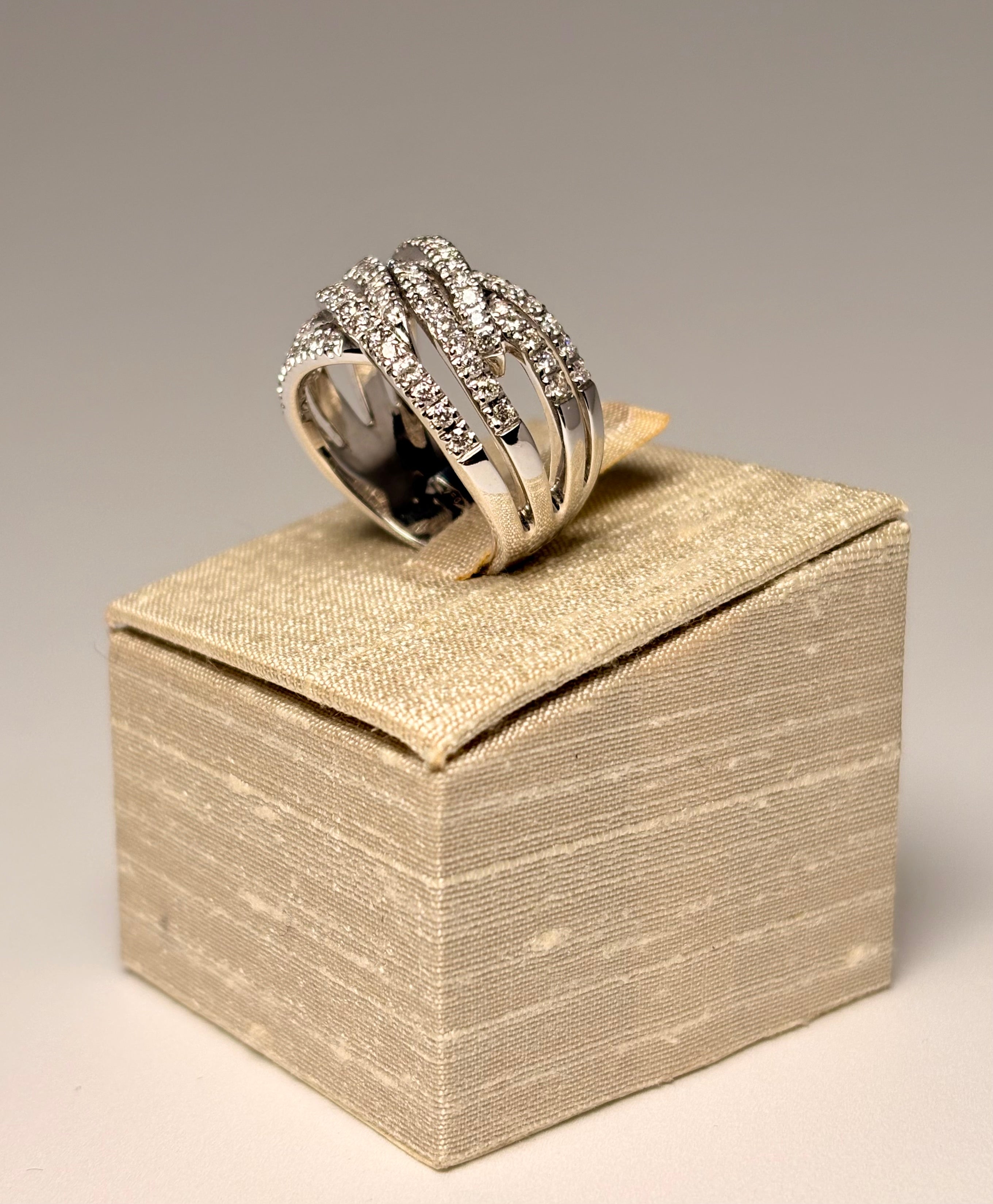 Anello Intreccio Pavè