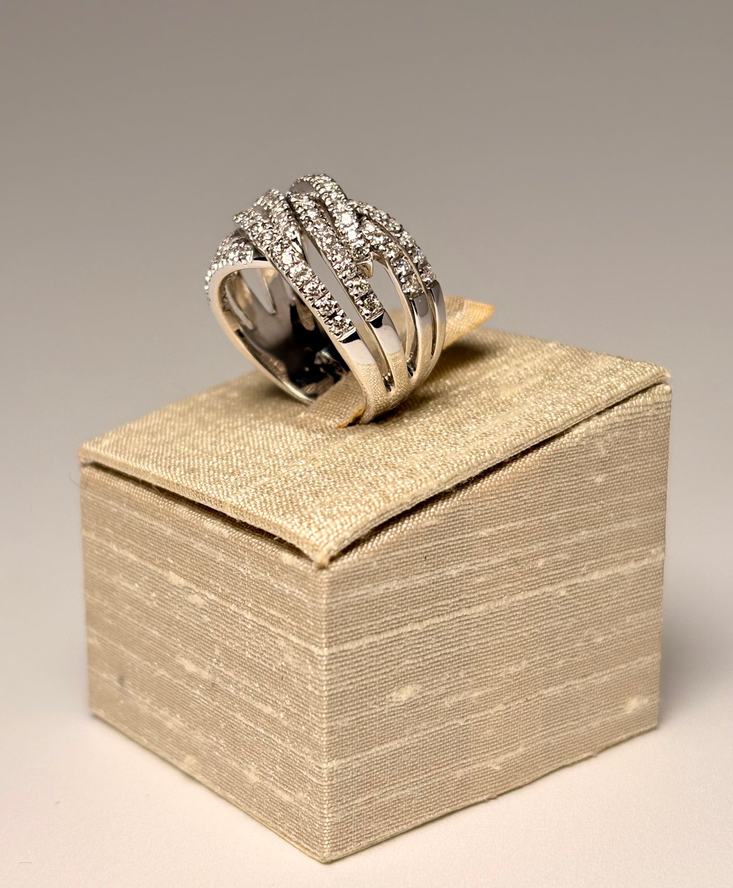 Anello Intreccio Pavè