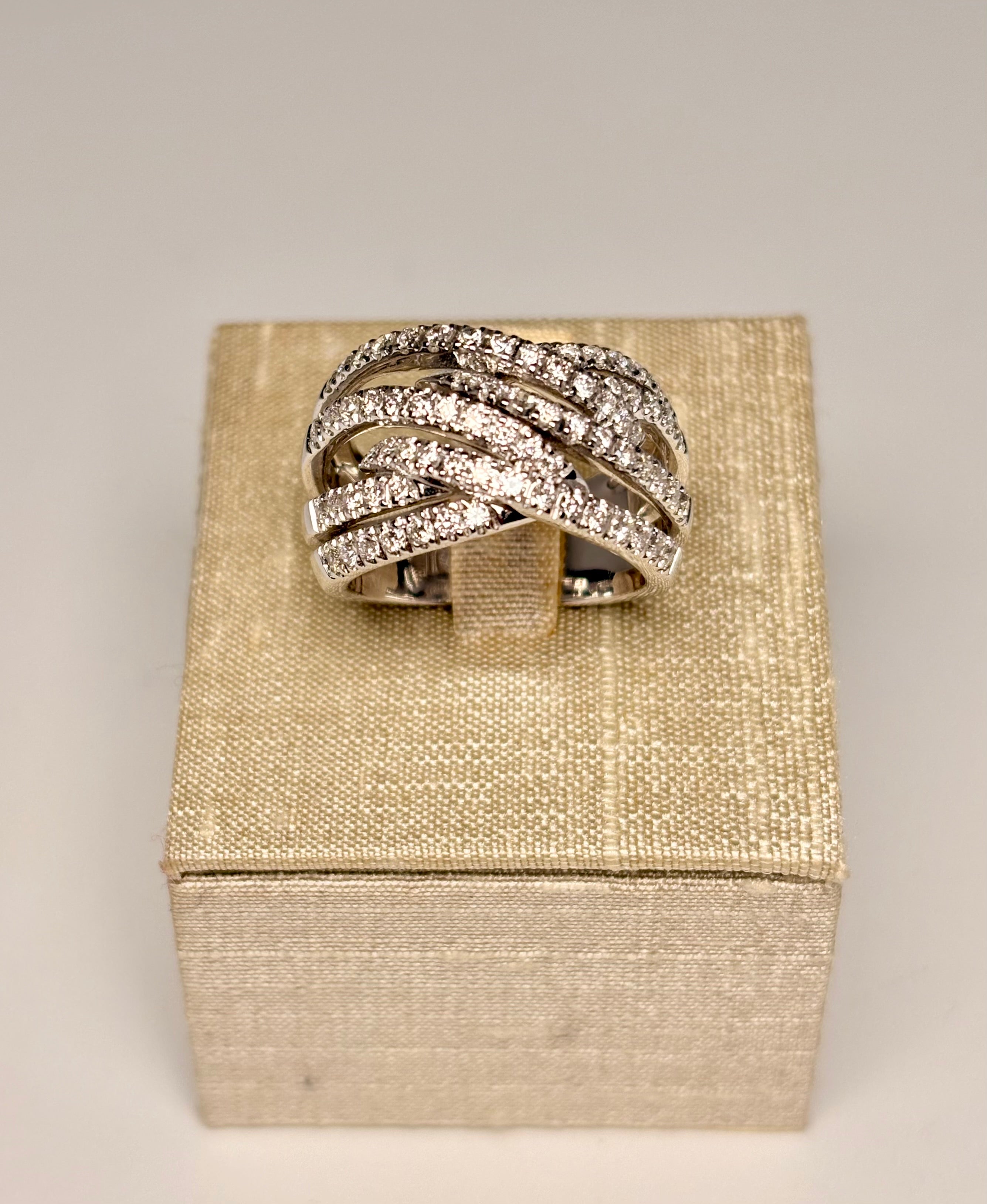 Anello Intreccio Pavè