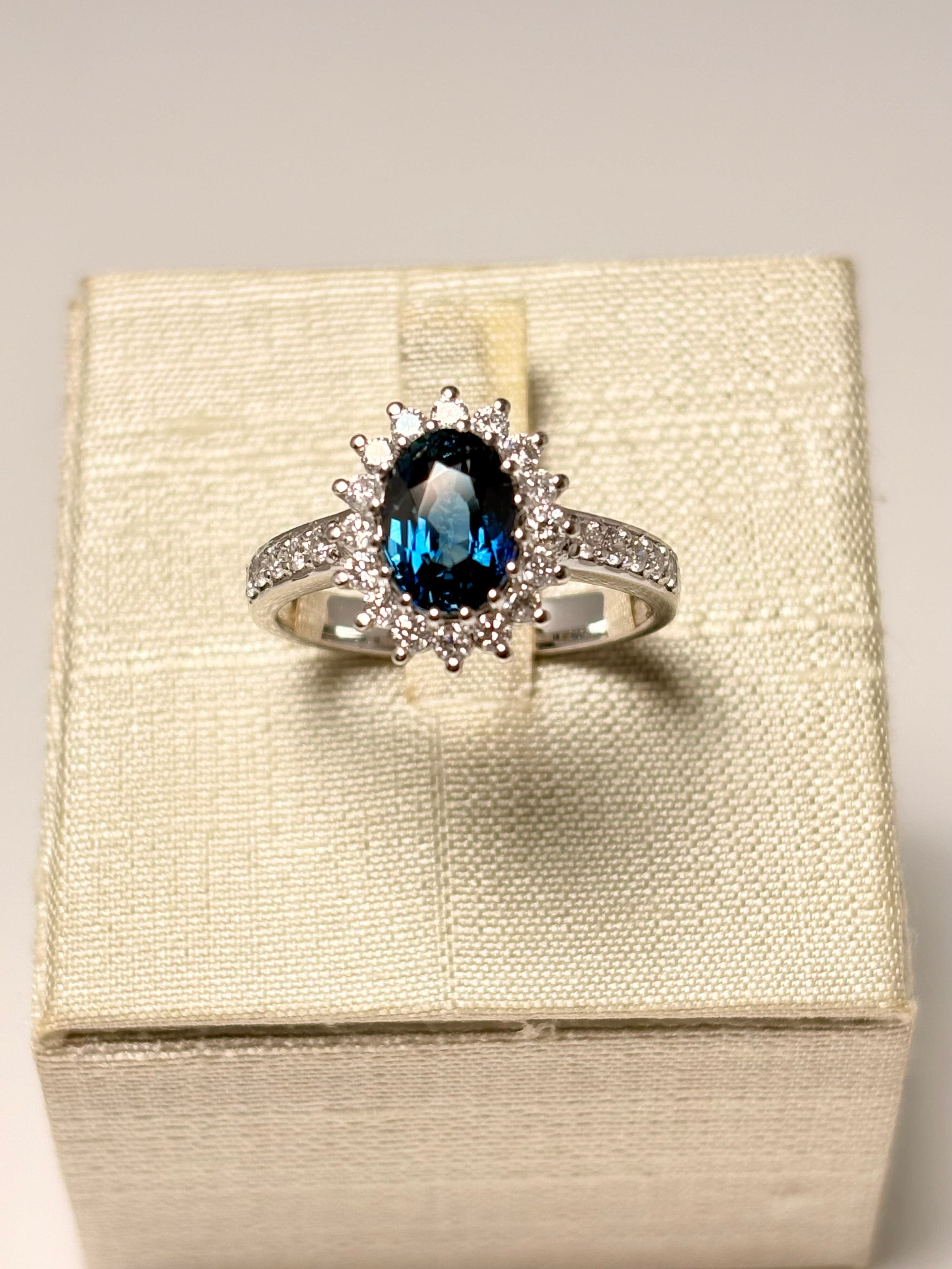 Anello in Oro Bianco Zaffiro e Diamanti