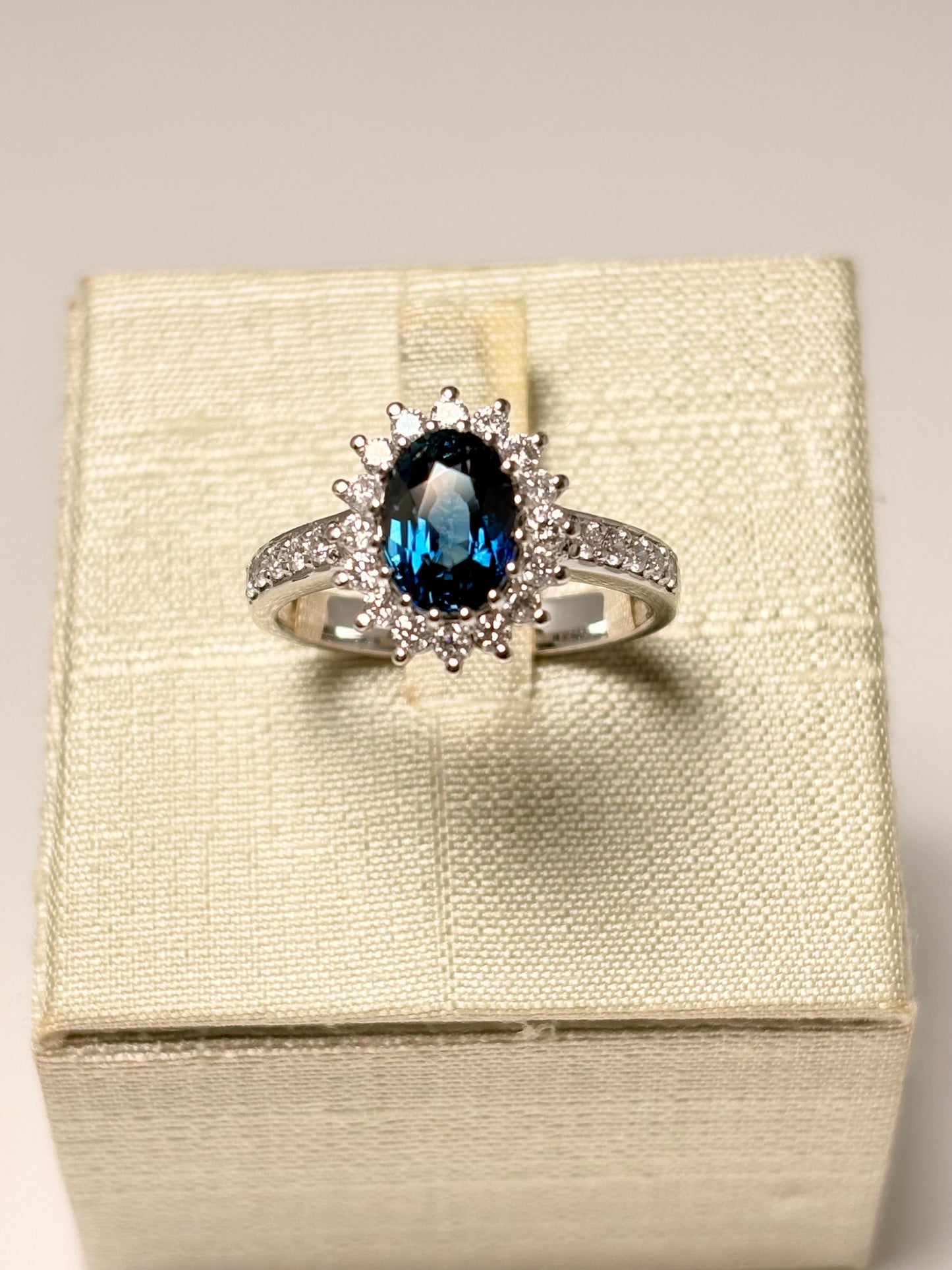 Anello in Oro Bianco Zaffiro e Diamanti