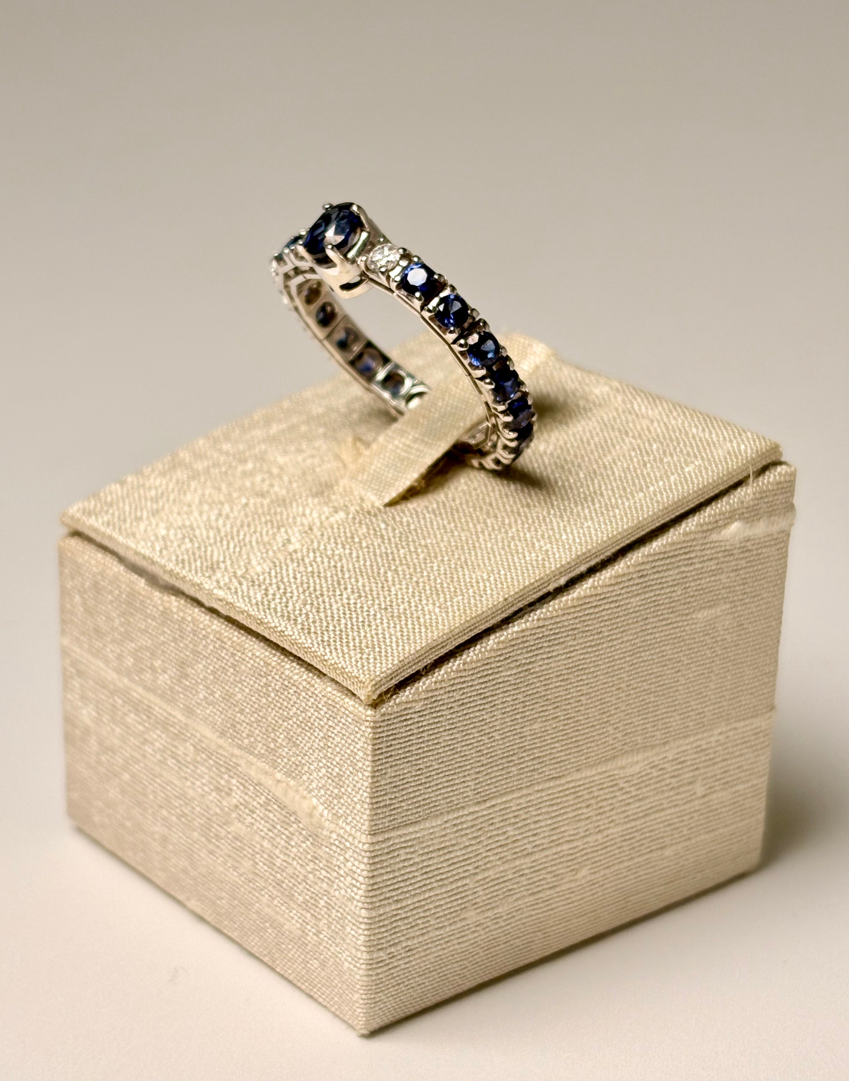 Anello Comfort Zaffiri e Diamanti