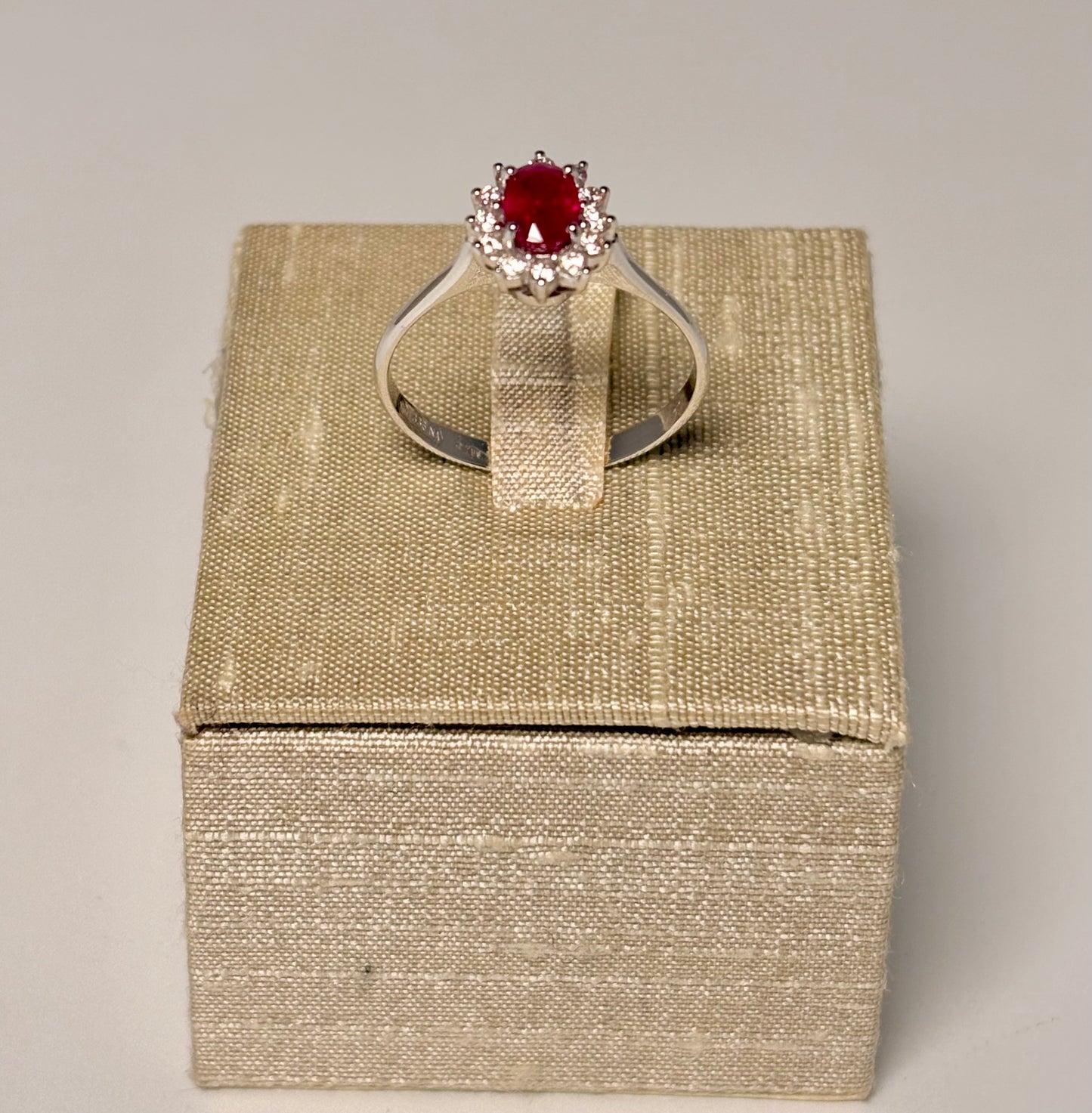 Anello Rubino e diamanti
