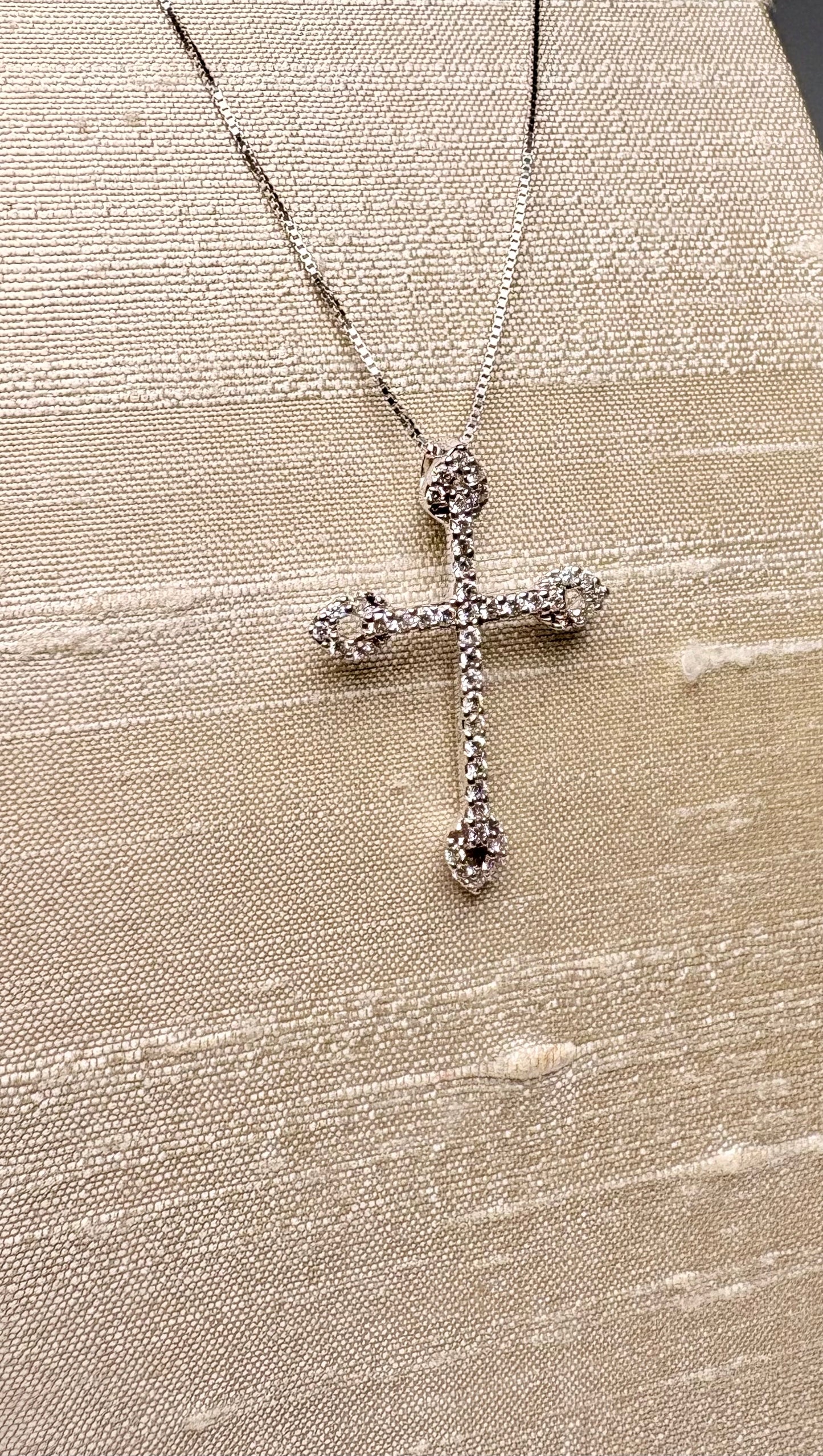 Collana Croce ct. 0,35