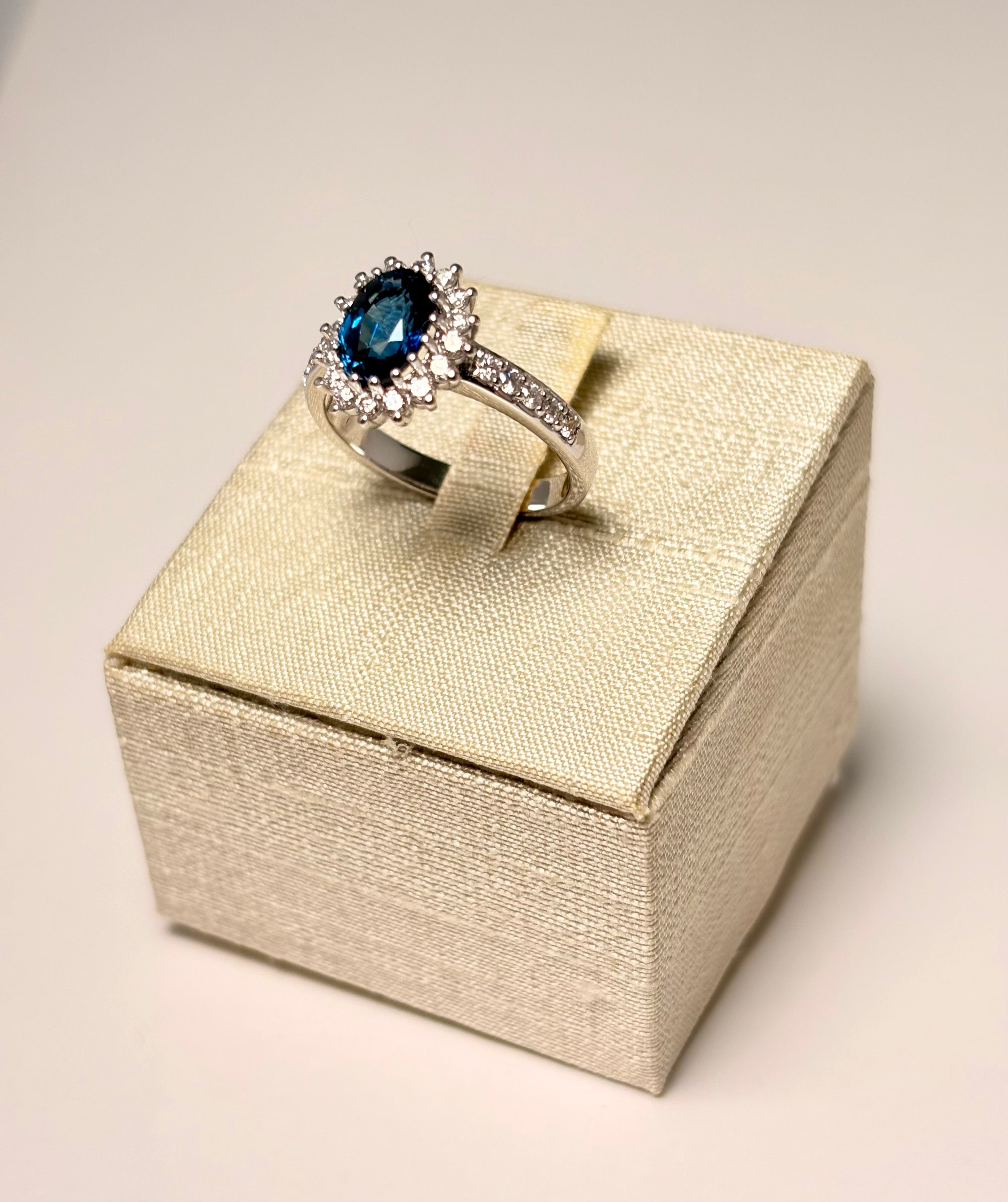 Anello in Oro Bianco Zaffiro e Diamanti