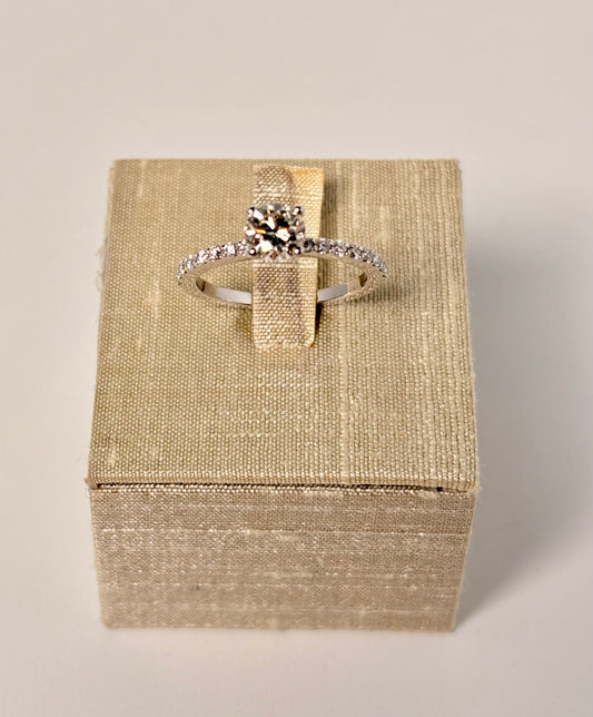 Anello Solitario e diamanti laterali