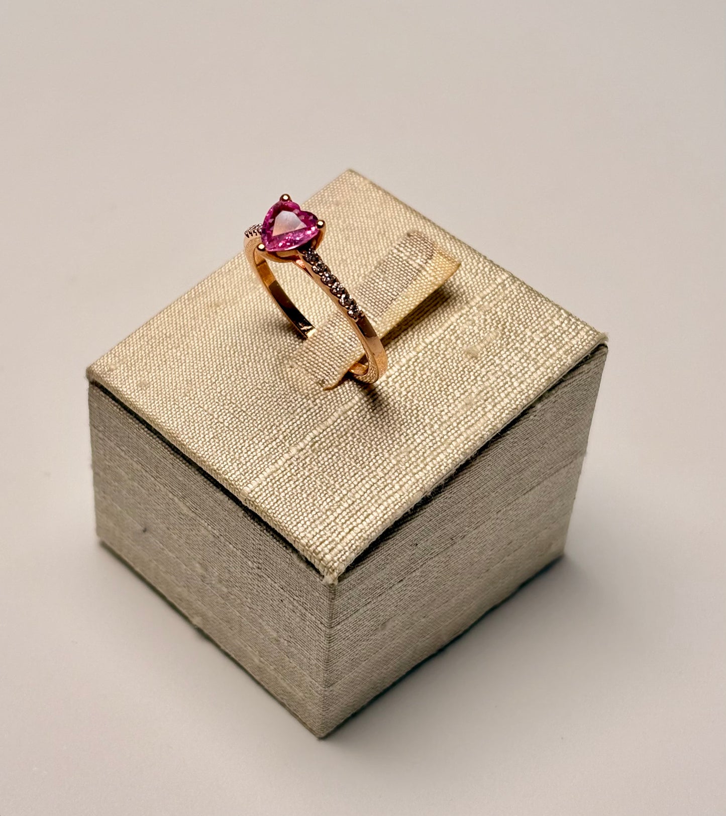 Anello Cuore zaffiro rosa