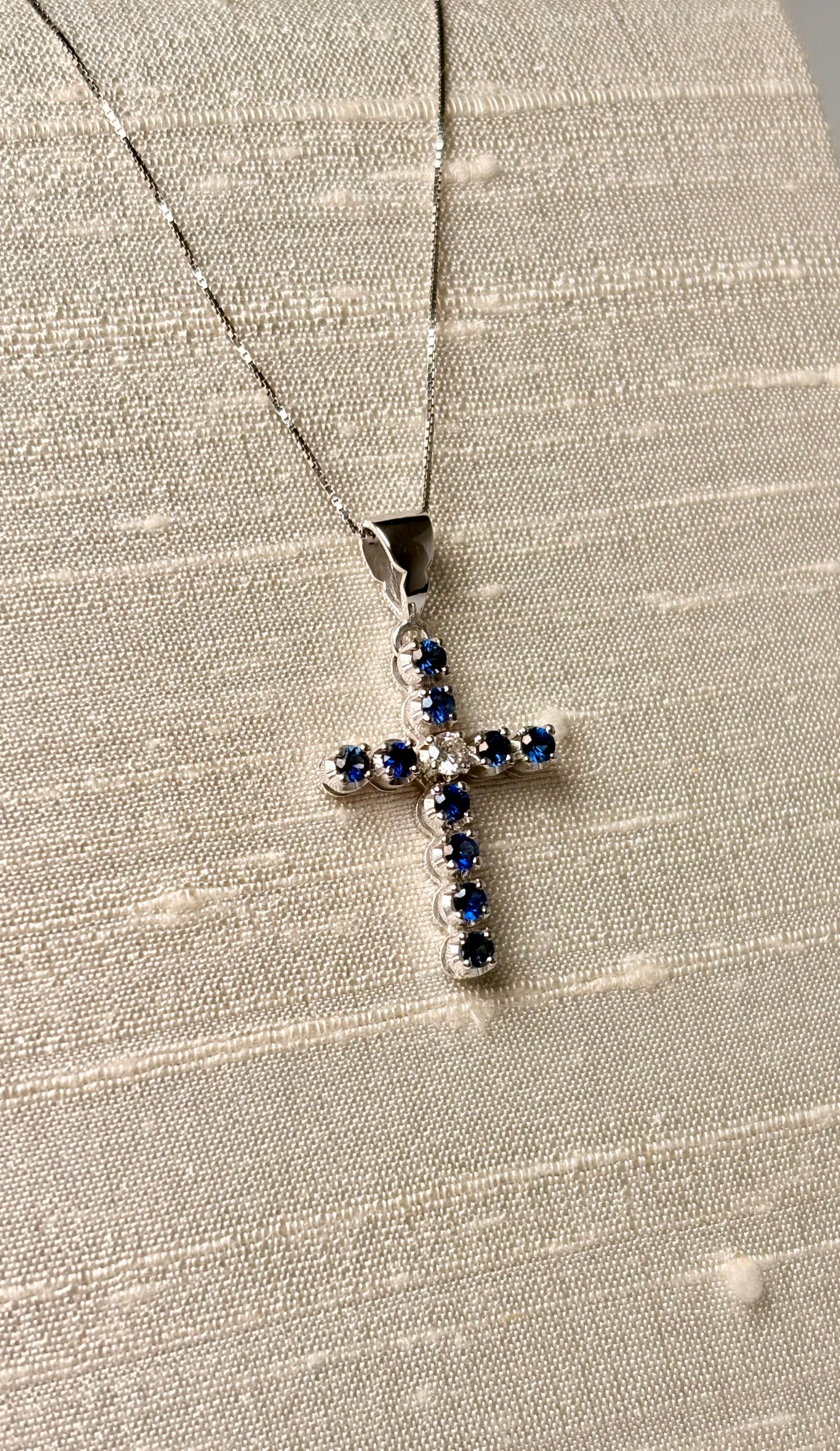 Collana croce zaffiri blu e diamante